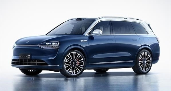 賽力斯創(chuàng)始人五一現(xiàn)身問(wèn)界用戶中心：親自交車